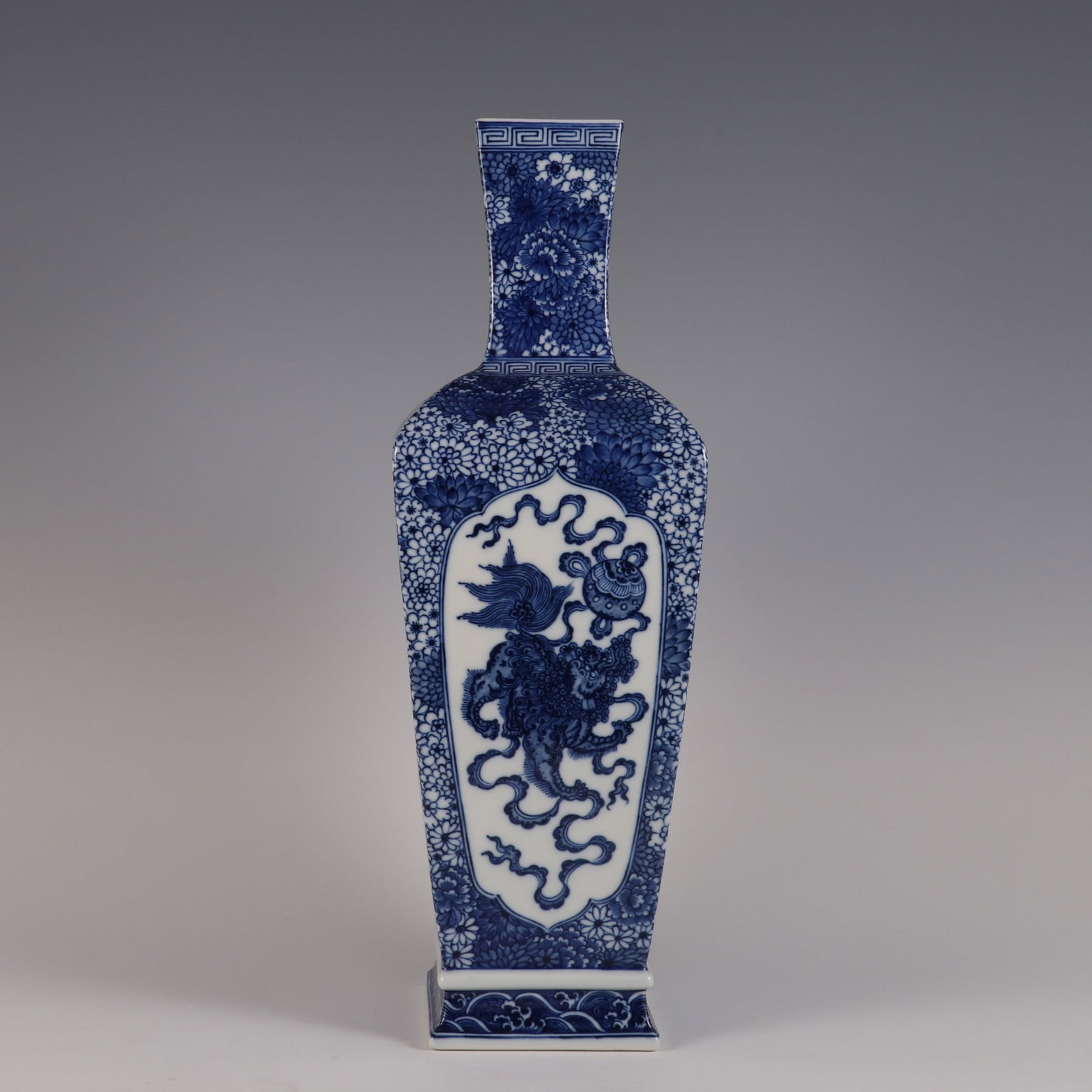 An Exquisite Blue and White Flower Pattern Lion Pattern Seawater Pattern Vase - 2