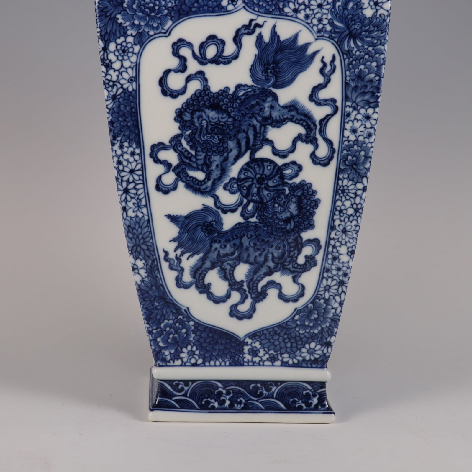 An Exquisite Blue and White Flower Pattern Lion Pattern Seawater Pattern Vase - 5