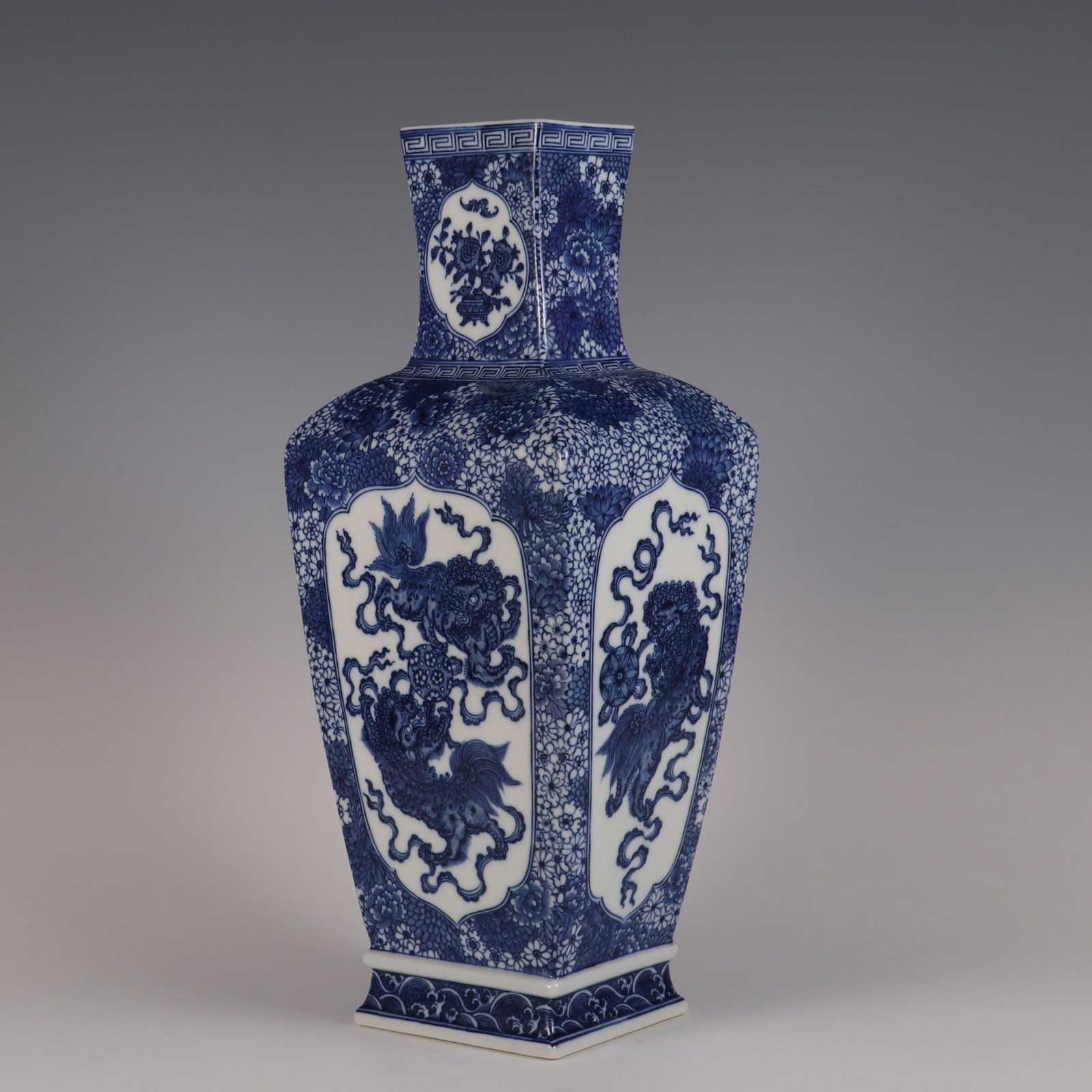 An Exquisite Blue and White Flower Pattern Lion Pattern Seawater Pattern Vase - 6