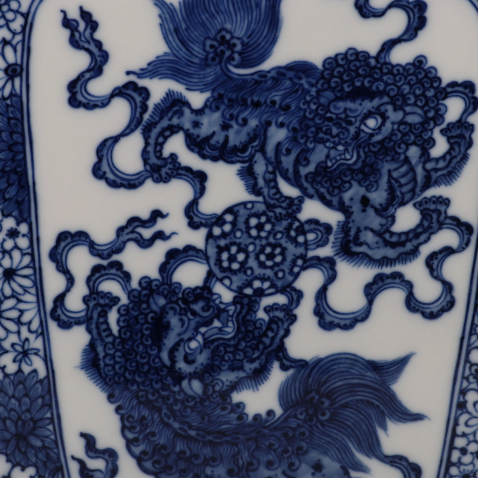 An Exquisite Blue and White Flower Pattern Lion Pattern Seawater Pattern Vase - 7