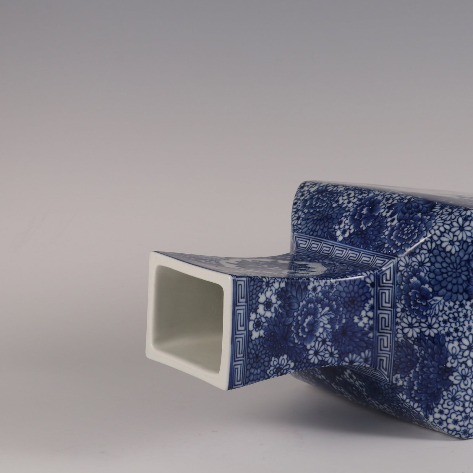 An Exquisite Blue and White Flower Pattern Lion Pattern Seawater Pattern Vase - 8