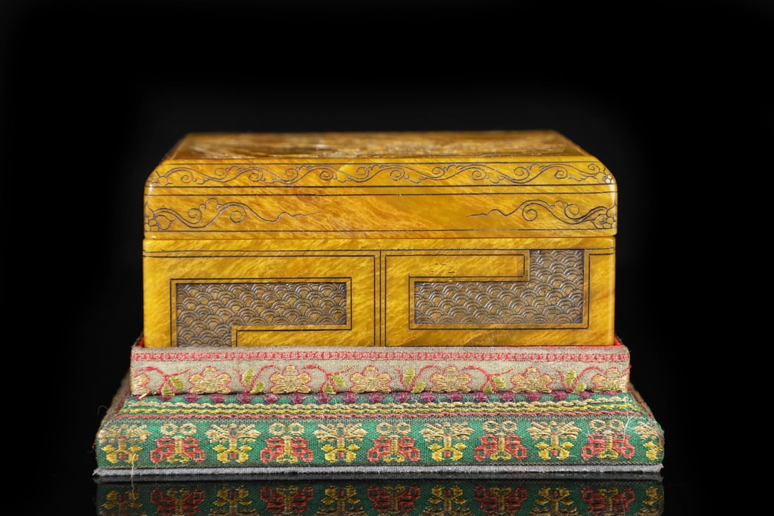An Exquisite Shoushan Stone Landscape Pattern with poem Box - 2