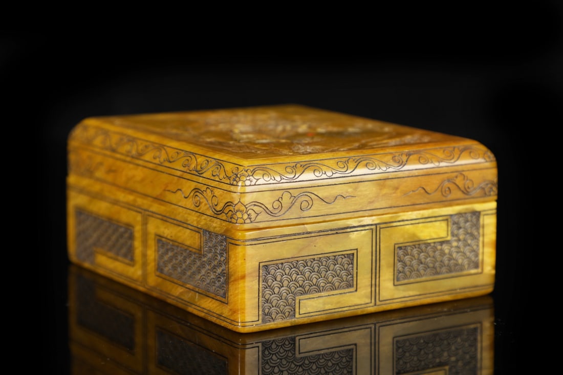 An Exquisite Shoushan Stone Landscape Pattern with poem Box - 4