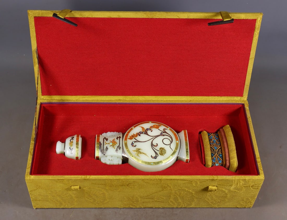 An Exquisite White Jade Inlaid Gold and Silver Flower and Bird Pattern Double-Ears Vase: An Exquisite White Jade Inlaid Gold and Silver Flower and Bird Pattern Double-Ears Vase Qing Dynasty, China Size:18cmx8.5cmx3.5cm Weight:264g (The Dimensions Of All Batches Are Manually Measured.If Yo