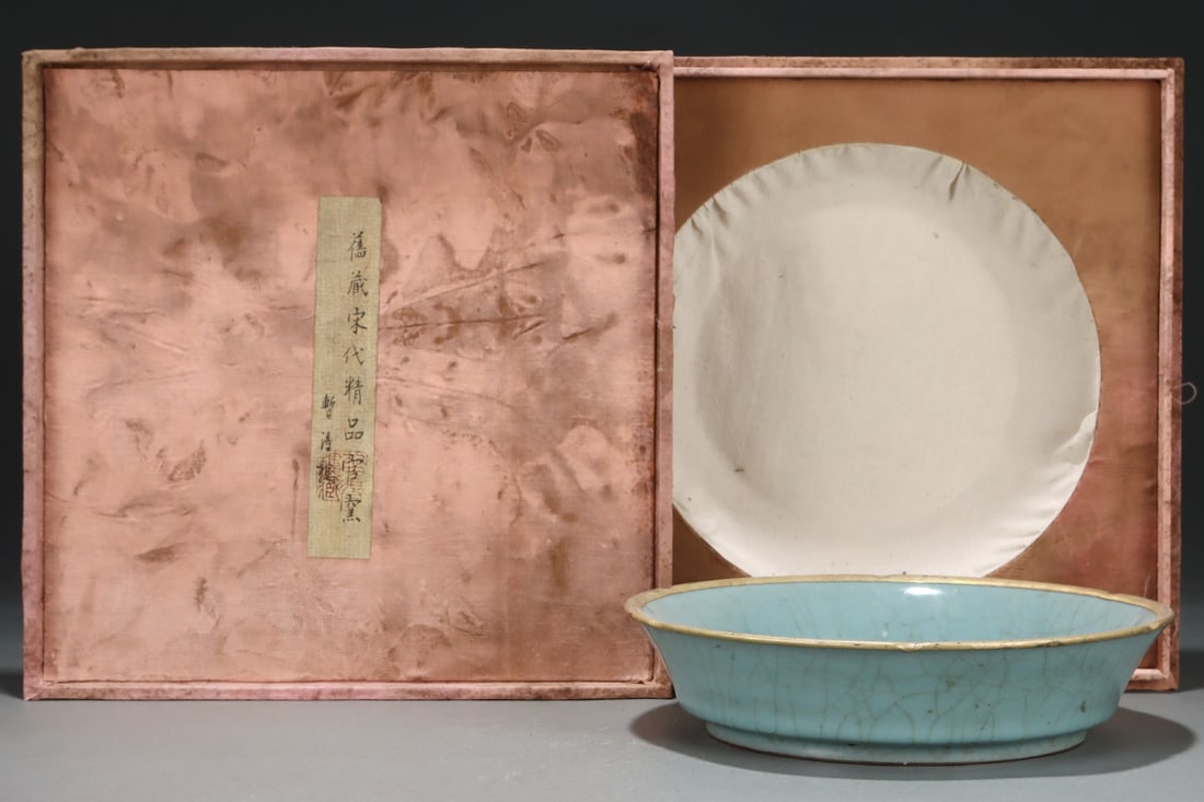 An Exquisite Guan yao Celadon Glazed Plate: An Exquisite Guan yao Celadon Glazed Plate Song Dynasty, China Size:5.5cmx23.5cm (The Dimensions Of All Batches Are Manually Measured.If You Need More Detailed Information, Please Contact Our