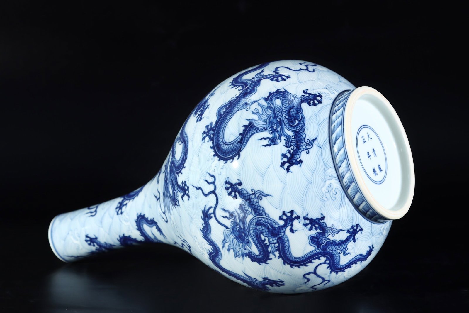 An Exquisite Blue and White Seawater Pattern Dragon Pattern Vase - 2