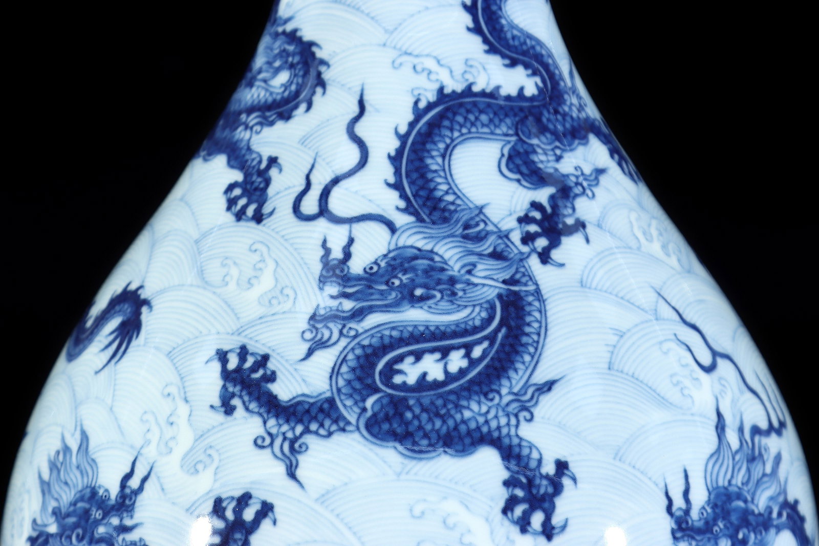 An Exquisite Blue and White Seawater Pattern Dragon Pattern Vase - 4