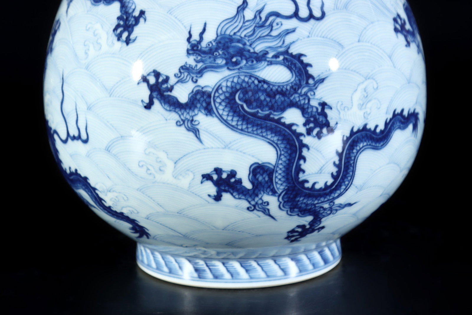 An Exquisite Blue and White Seawater Pattern Dragon Pattern Vase - 6
