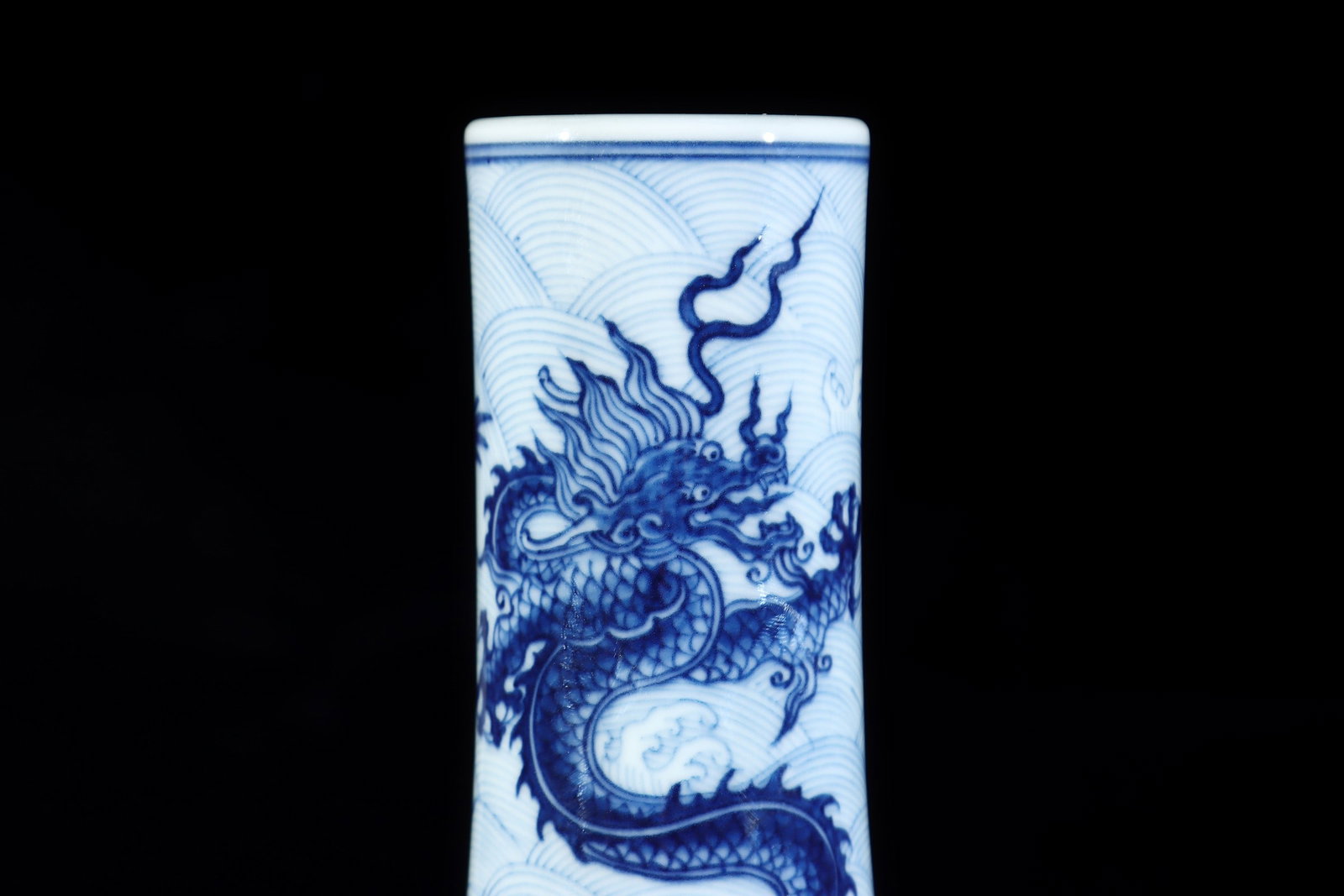 An Exquisite Blue and White Seawater Pattern Dragon Pattern Vase - 7