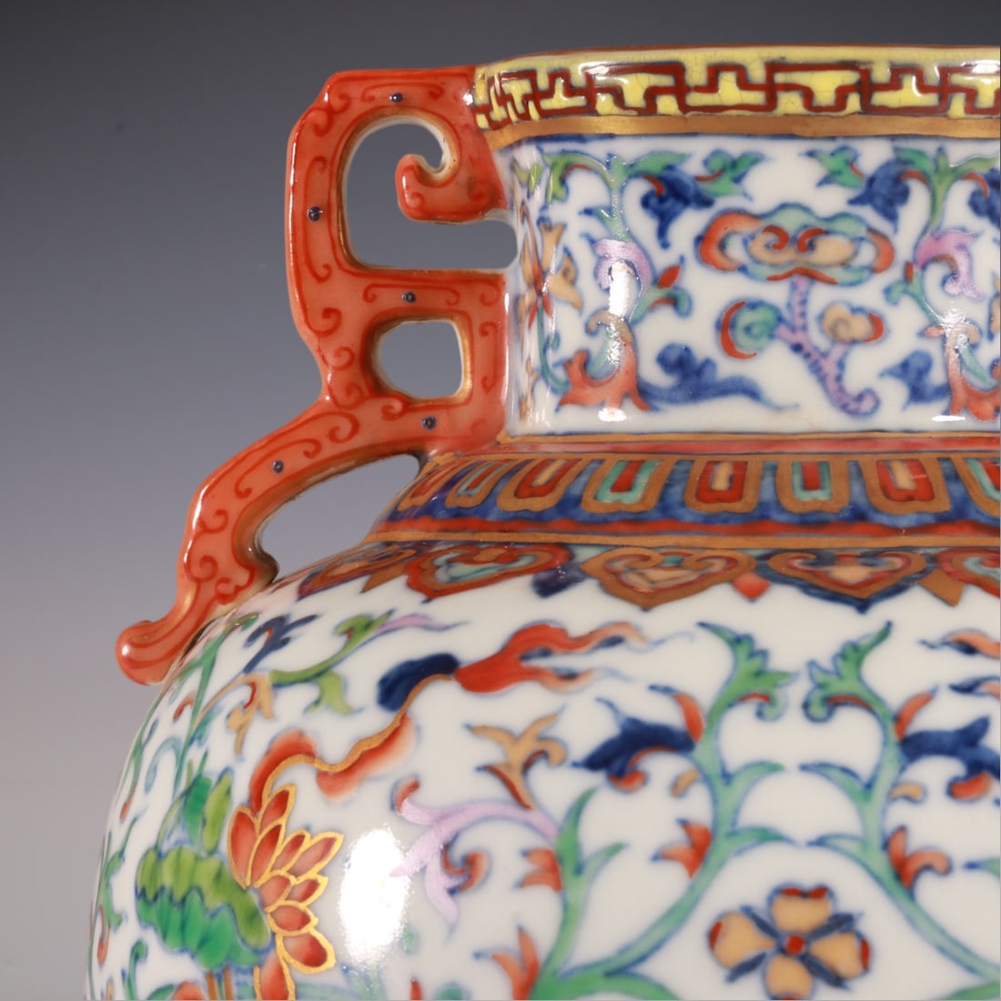 An Exquisite Doucai Lotus Pattern Vase - 2
