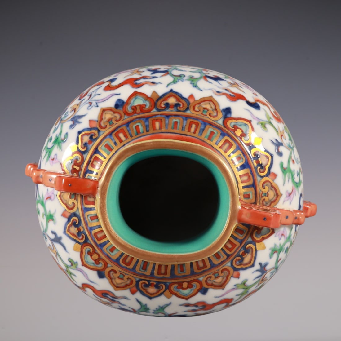 An Exquisite Doucai Lotus Pattern Vase - 8