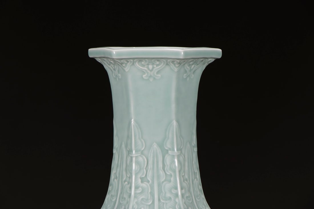 An Exquisite Celadon Glazed Flower Pattern Vase - 2
