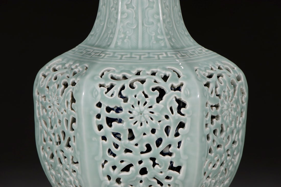 An Exquisite Celadon Glazed Flower Pattern Vase - 3