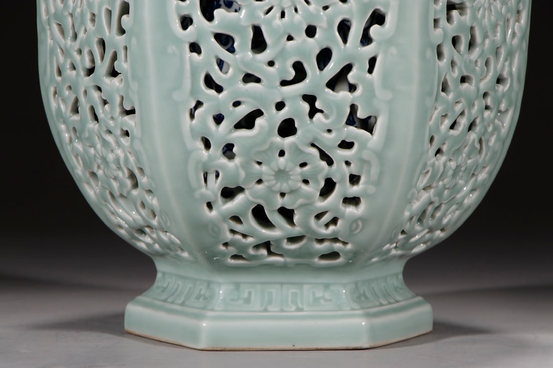 An Exquisite Celadon Glazed Flower Pattern Vase - 4