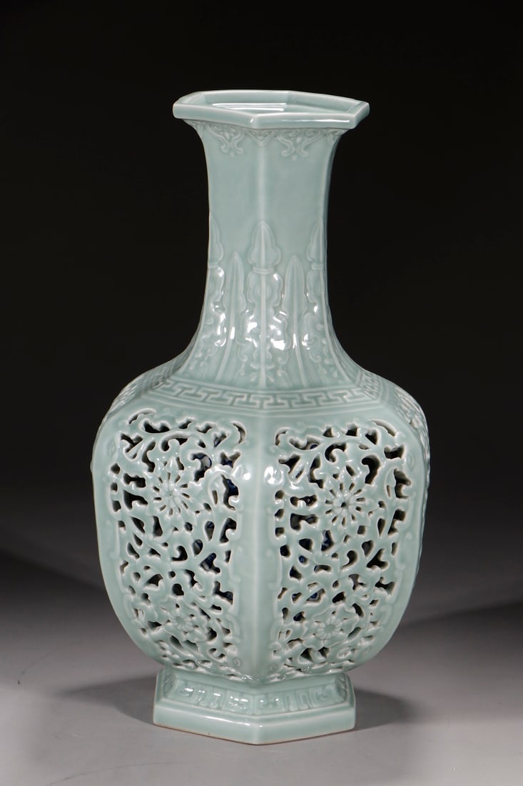 An Exquisite Celadon Glazed Flower Pattern Vase - 5