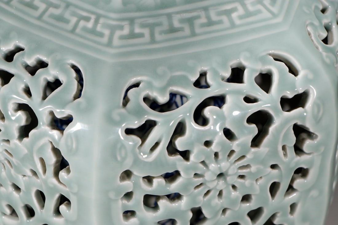 An Exquisite Celadon Glazed Flower Pattern Vase - 6