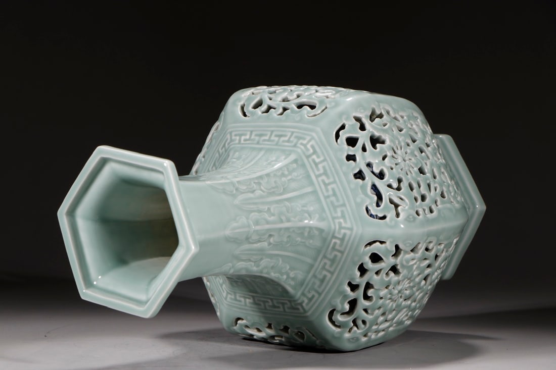 An Exquisite Celadon Glazed Flower Pattern Vase - 7