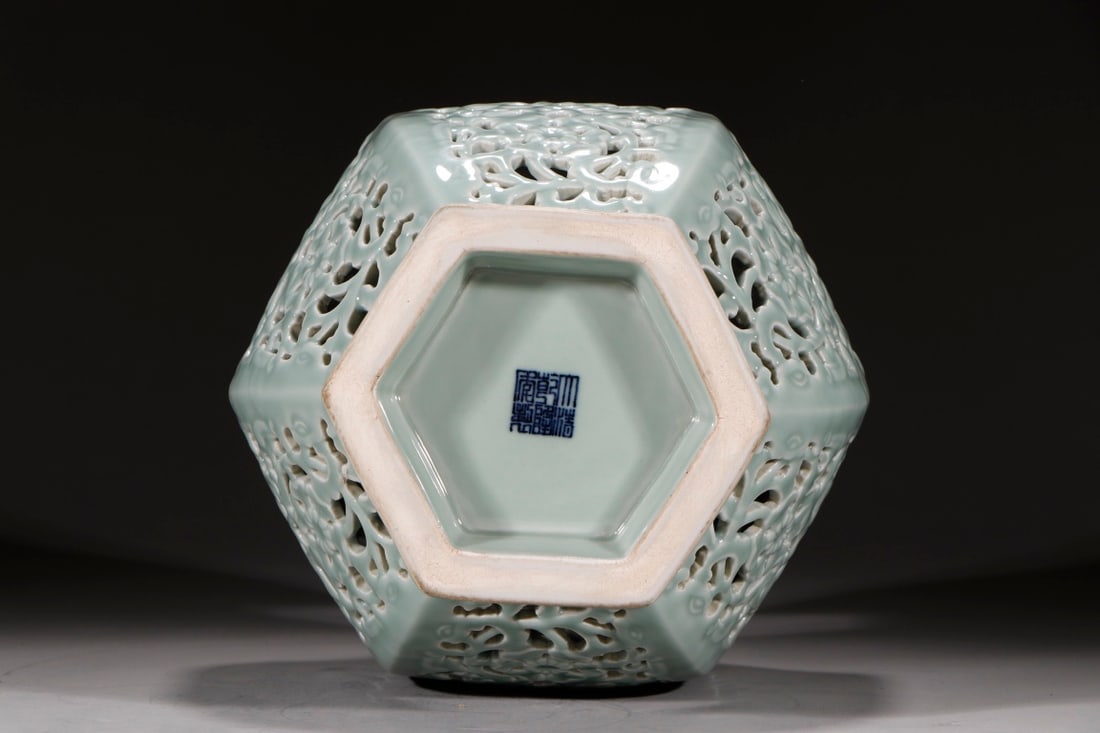 An Exquisite Celadon Glazed Flower Pattern Vase - 8