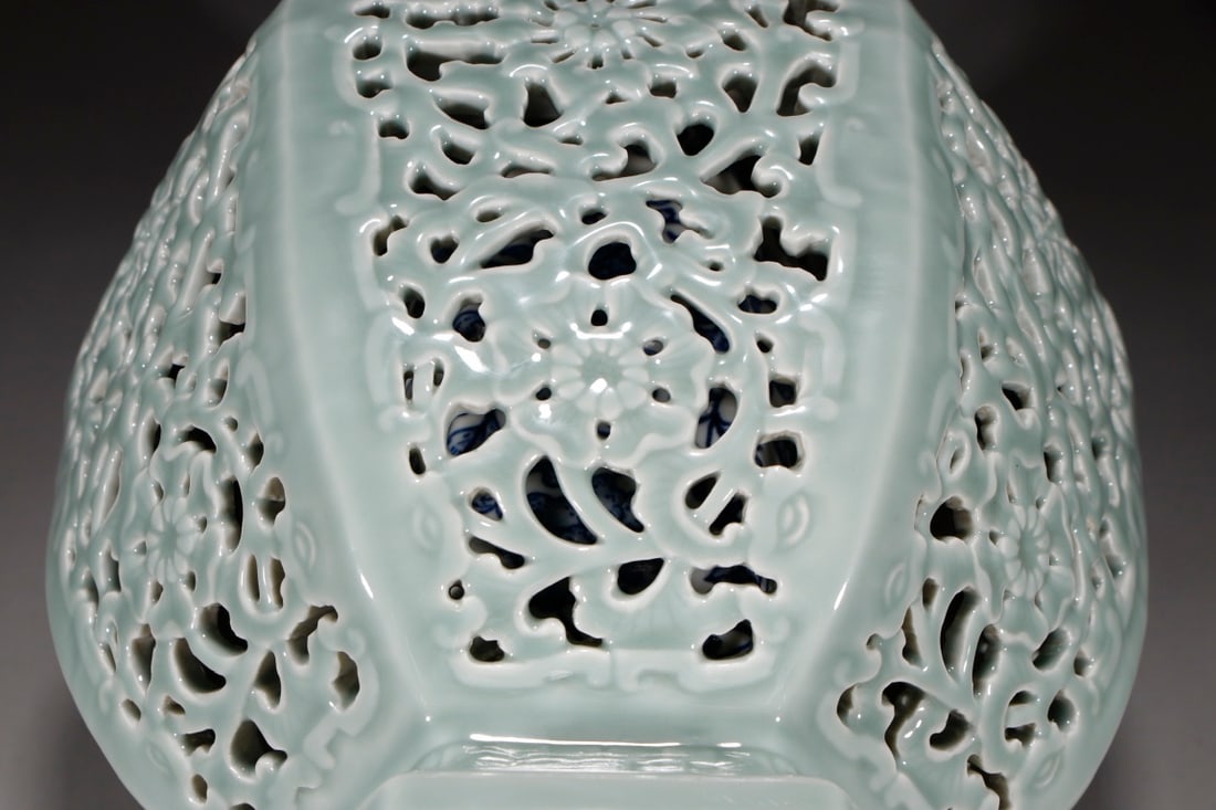 An Exquisite Celadon Glazed Flower Pattern Vase - 9