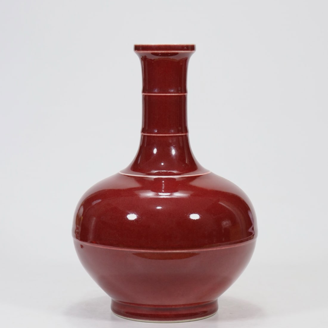 An Exquisite Red Glazed Vase: An Exquisite Red Glazed Vase Qing Dynasty, China Kangxi Six-character Mark Size:30.5cm (The Dimensions Of All Batches Are Manually Measured.If You Need More Detailed Information, Please Contact Our