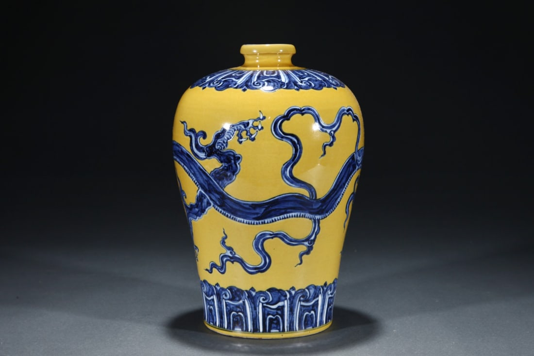 An Exquisite Blue and White Dragon Pattern Vase - 2