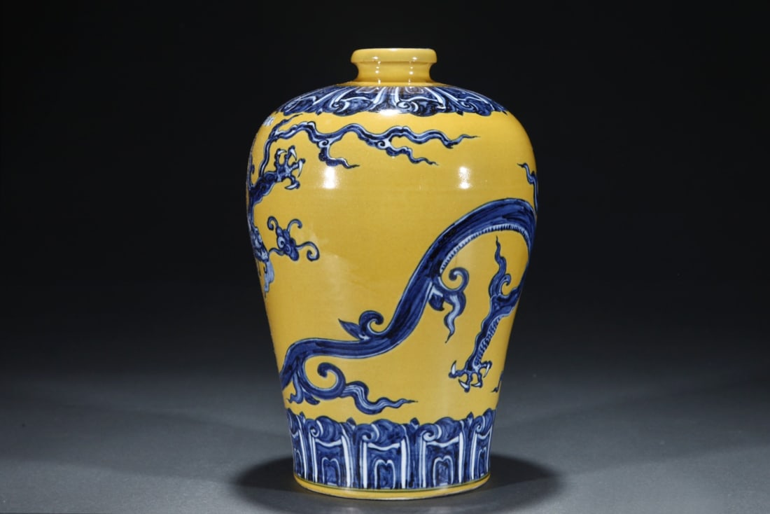 An Exquisite Blue and White Dragon Pattern Vase - 3
