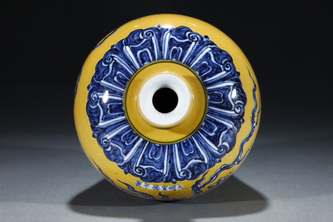 An Exquisite Blue and White Dragon Pattern Vase - 4