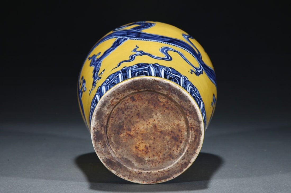 An Exquisite Blue and White Dragon Pattern Vase - 5