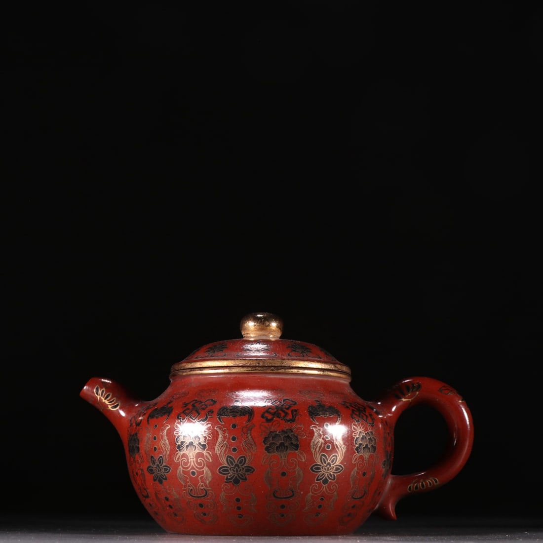 An Exquisite Purple Sands Flower Pattern Teapot: An Exquisite Purple Sands Flower Pattern Teapot Qing Dynasty, China Size:11cmx17.2cm (The Dimensions Of All Batches Are Manually Measured.If You Need More Detailed Information, Please Contact Our