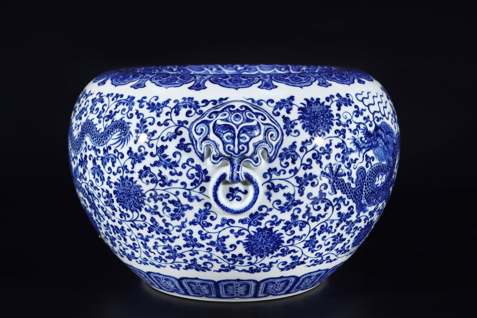 An Exquisite Blue and White Lotus Pattern Dragon Pattern Double-Ears Vat: An Exquisite Blue and White Lotus Pattern Dragon Pattern Double-Ears Vat Qing Dynasty, China Qianlong Six-character Mark Size:26.5cmx33cm (The Dimensions Of All Batches Are Manually Measured.If You