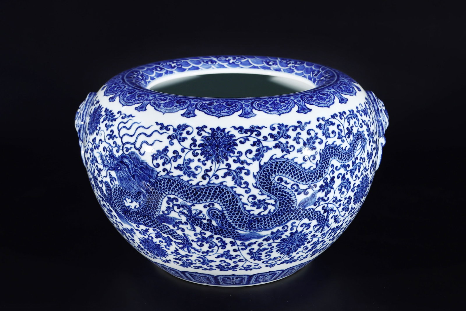 An Exquisite Blue and White Lotus Pattern Dragon Pattern Double-Ears Vat - 2