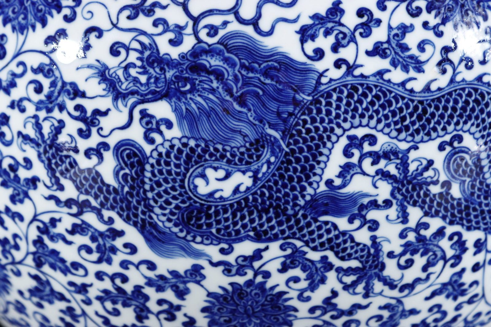 An Exquisite Blue and White Lotus Pattern Dragon Pattern Double-Ears Vat - 3