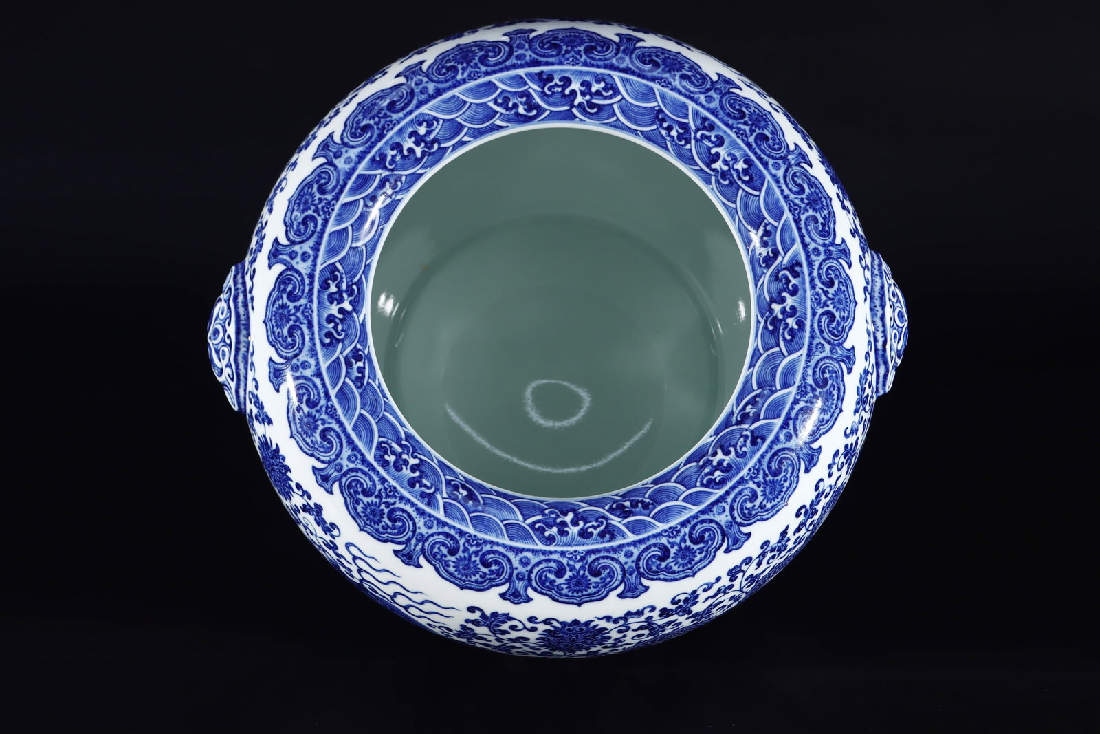 An Exquisite Blue and White Lotus Pattern Dragon Pattern Double-Ears Vat - 4