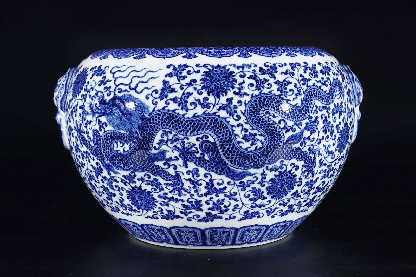 An Exquisite Blue and White Lotus Pattern Dragon Pattern Double-Ears Vat - 6