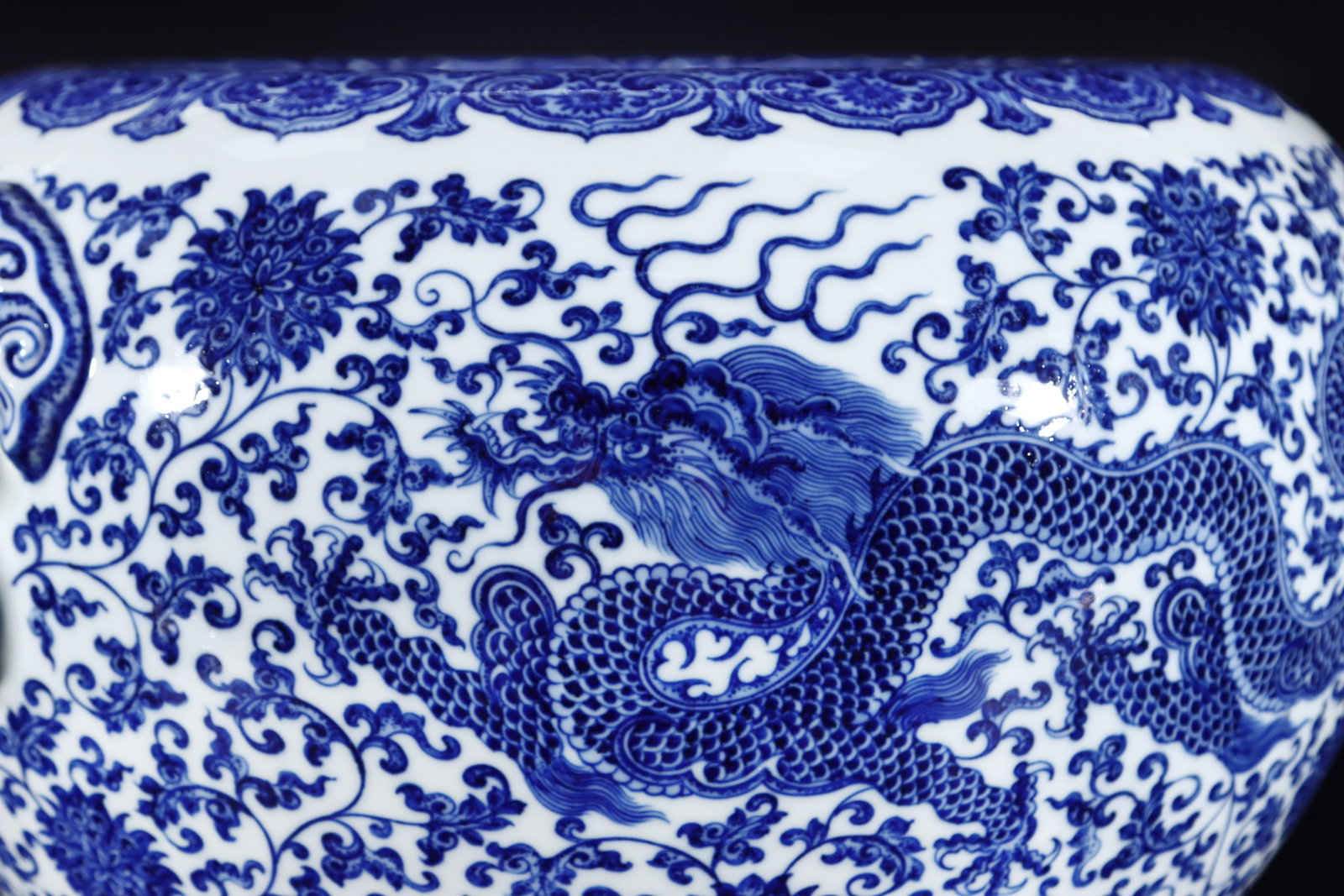 An Exquisite Blue and White Lotus Pattern Dragon Pattern Double-Ears Vat - 7