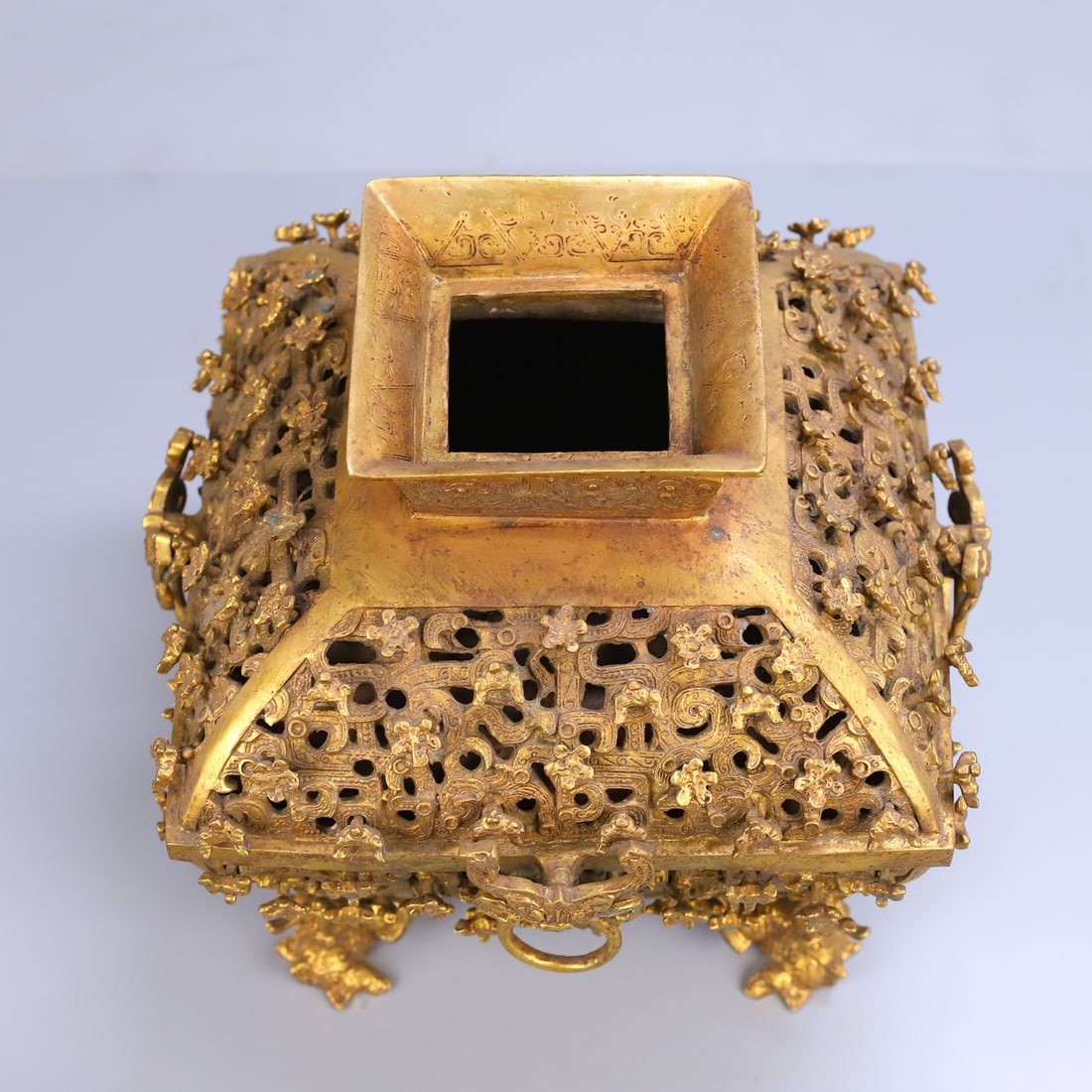 An Exquisite Gilt Bronze Dragon Pattern Ornament - 3