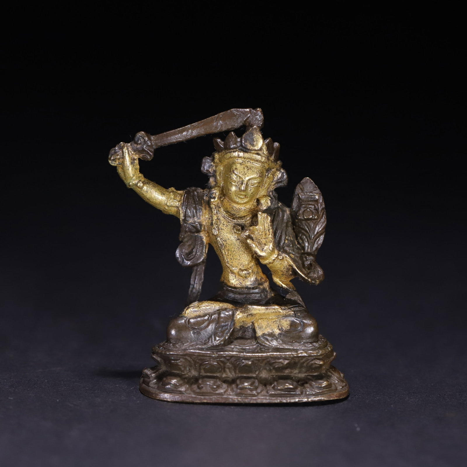 An Exquisite Gilt Bronze Statue of Manjusri Ornament: An Exquisite Gilt Bronze Statue of Manjusri Ornament Qing Dynasty, China Size:4.1cmx3.1cmx2cm Weight:31.8g (The Dimensions Of All Batches Are Manually Measured.If You Need More Detailed Information,