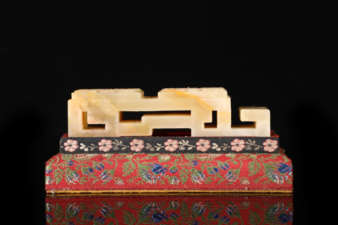 An Exquisite Shoushan Stone Bats Pattern Ornament - 2