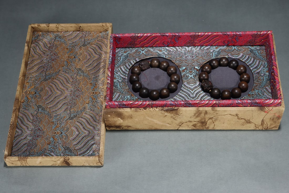 An Exquisite Eaglewood Bracelets: An Exquisite Eaglewood Bracelets Qing Dynasty, China Size:2cm (The Dimensions Of All Batches Are Manually Measured.If You Need More Detailed Information, Please Contact Our Customer Service Before Bid