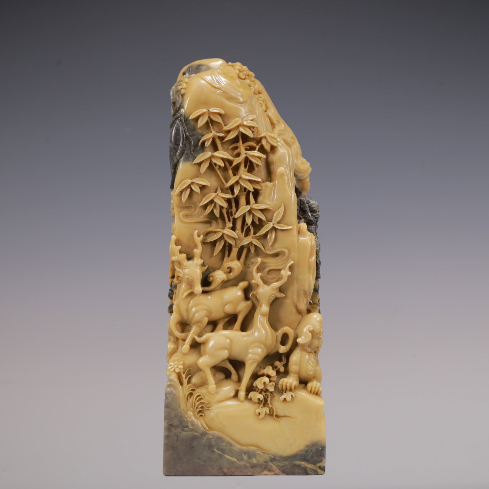 A Exquisite Shoushan Stone Auspicious Beast Pattern Seal: A Exquisite Shoushan Stone Auspicious Beast Pattern Seal Qing Dynasty, China Qianlong Four-character Mark Size:7.2cmx7.2cmx19.5cm Weight:2050g (The Dimensions Of All Batches Are Manually Measured.If