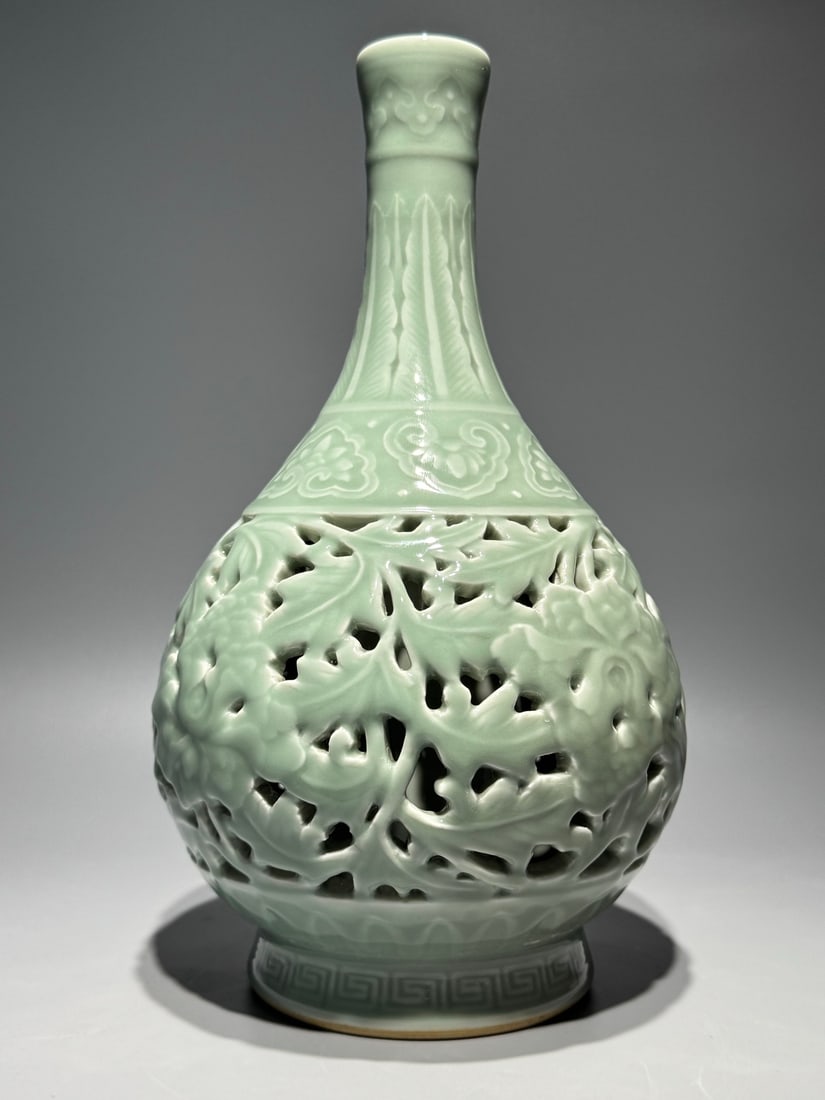 An Exquisite Celadon Glazed Lotus Pattern Vase - 2