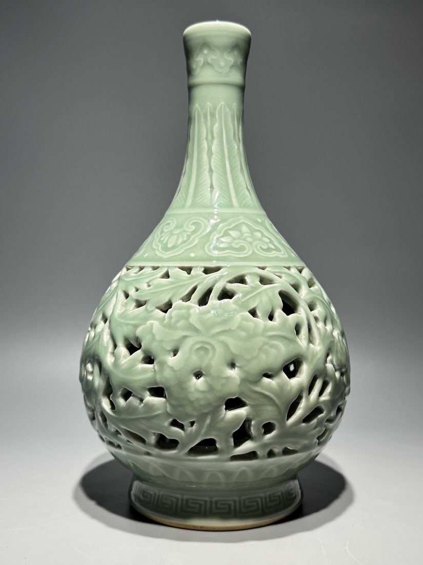 An Exquisite Celadon Glazed Lotus Pattern Vase - 3