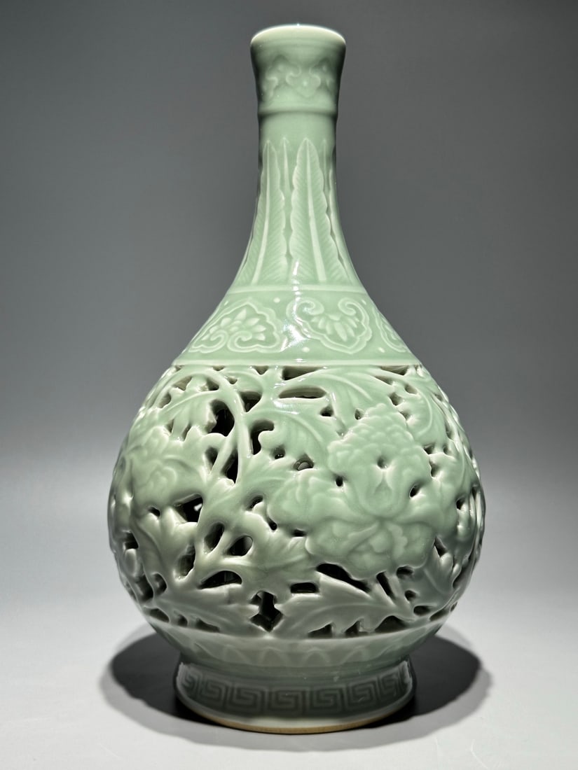 An Exquisite Celadon Glazed Lotus Pattern Vase - 4