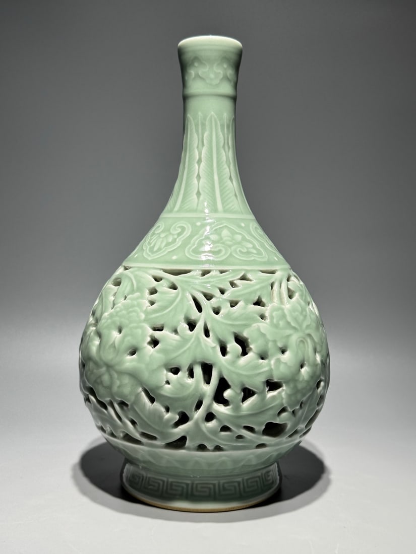 An Exquisite Celadon Glazed Lotus Pattern Vase - 5