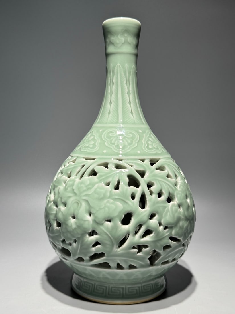 An Exquisite Celadon Glazed Lotus Pattern Vase - 6