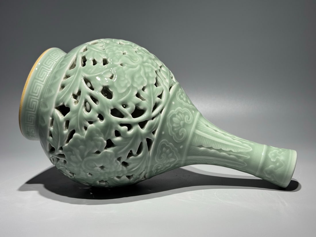 An Exquisite Celadon Glazed Lotus Pattern Vase - 7