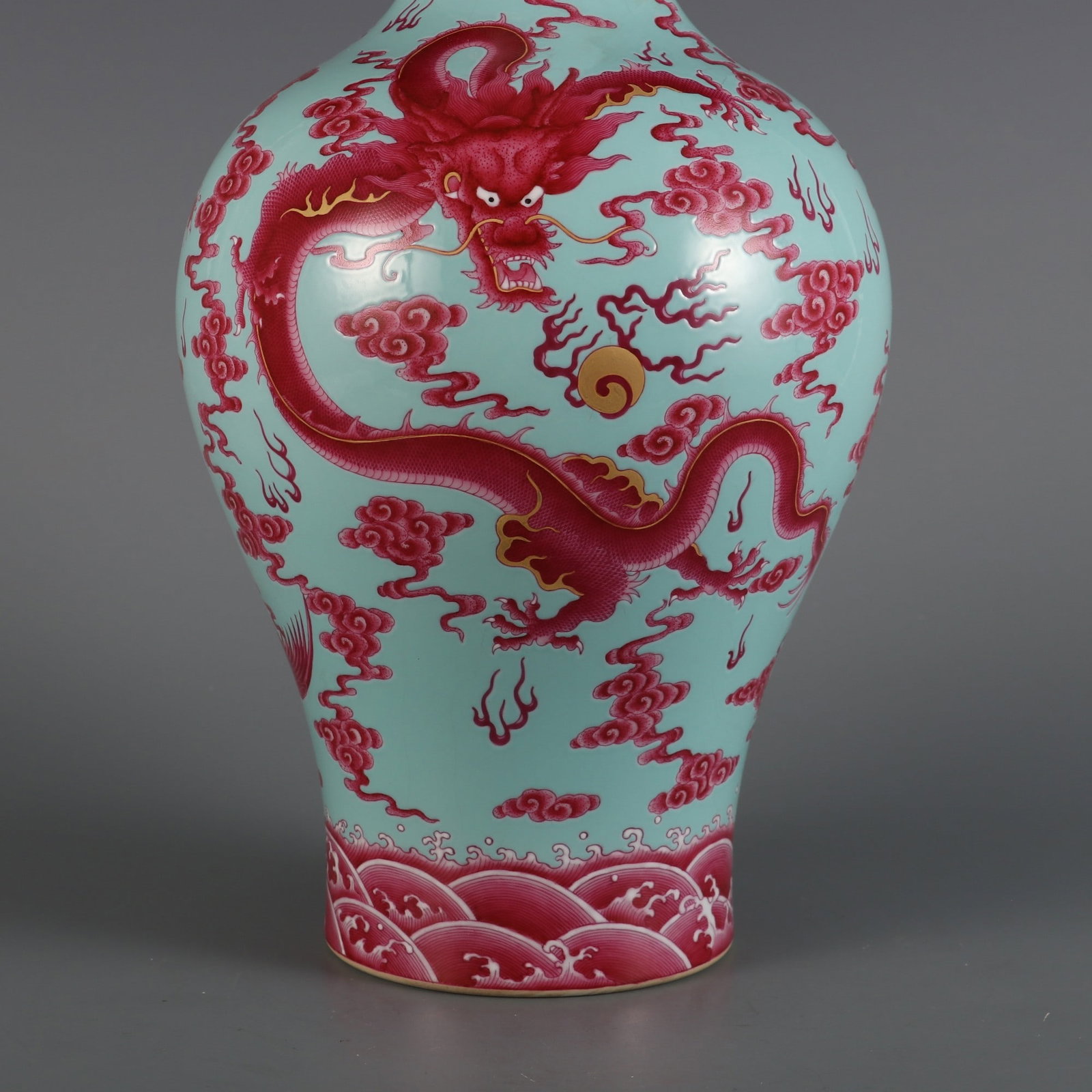 An Exquisite Ruby Red-Glazed Green Ground Dragon and Phoenix Pattern Seawater Pattern Vase - 5
