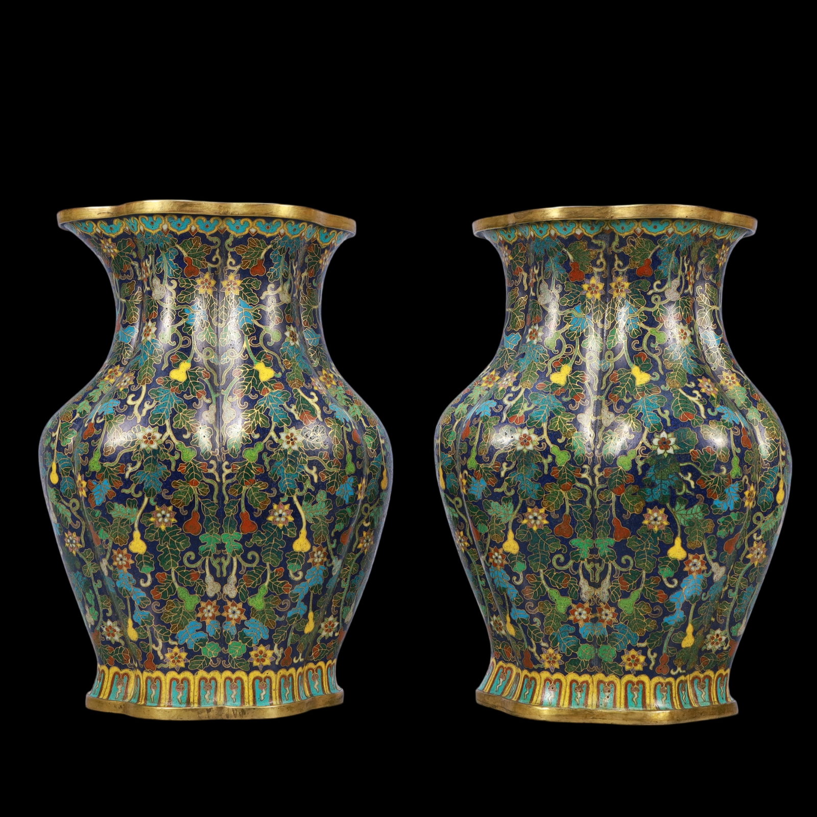 A Exquisite A pair of Cloisonne Flower and Fruit Pattern Vase: A Exquisite A pair of Cloisonne Flower and Fruit Pattern Vase Qing Dynasty, China Qianlong Four-character Mark Size:19.5cmx11cm Weight:3050g (The Dimensions Of All Batches Are Manually Measured.If You