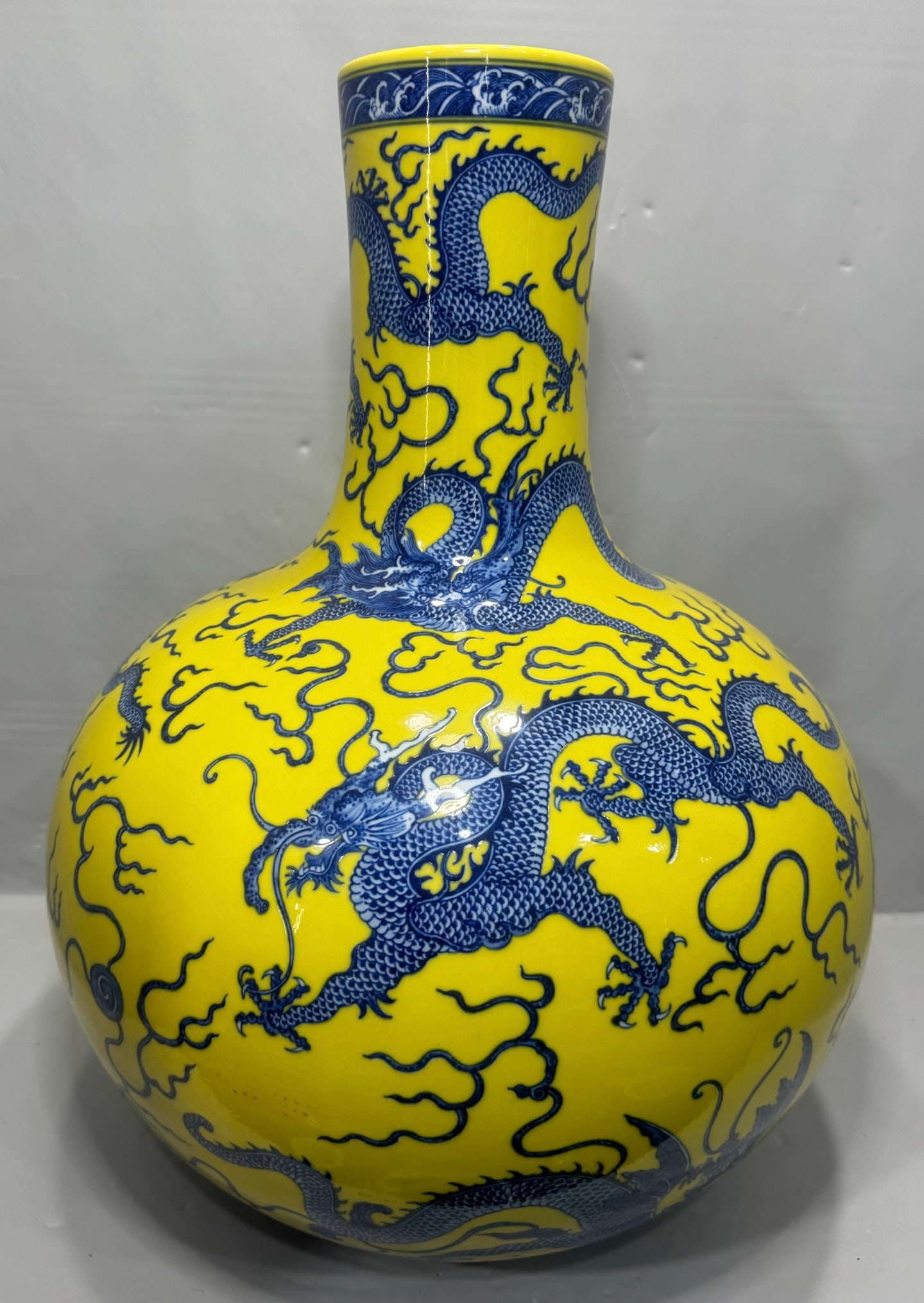 An Exquisite Blue and White Dragon Pattern Seawater Pattern Vase: An Exquisite Blue and White Dragon Pattern Seawater Pattern Vase Qing Dynasty, China Qianlong Six-character Mark Size:51cm (The Dimensions Of All Batches Are Manually Measured.If You Need More Detaile