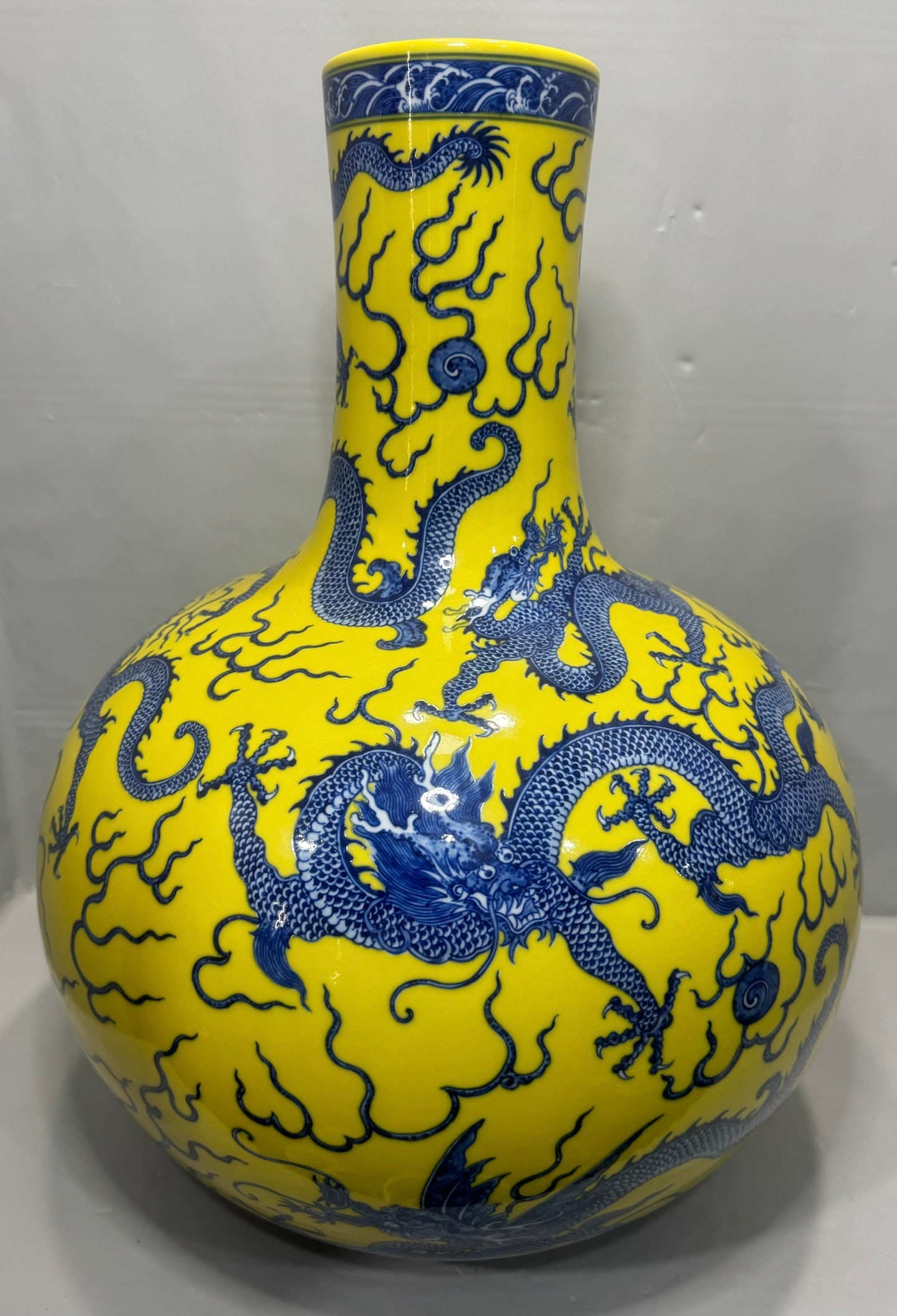 An Exquisite Blue and White Dragon Pattern Seawater Pattern Vase - 3